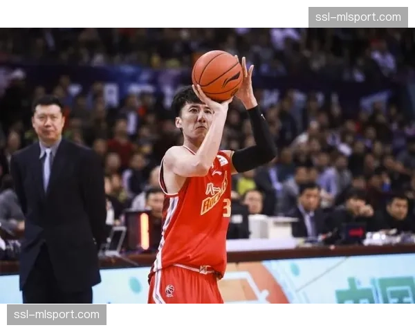 特写：四川老将韩硕赛后独自加练投篮，身影略显落寞