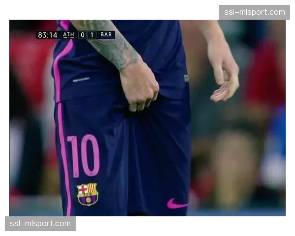 镜头捕捉:看台上,前巴黎主帅加尔蒂埃现身观察老东家比赛 镜头捕捉:看台上,前巴黎主帅加尔蒂埃现身观察老东家比赛