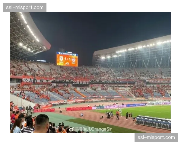 聚焦：尼斯球迷在北看台展开巨型TIFO，致敬球队建校百年历史